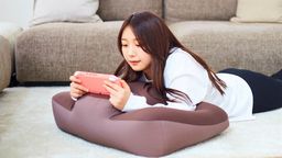 CROSS PLUS推出新款抱枕让玩家更舒适地趴着玩游戏